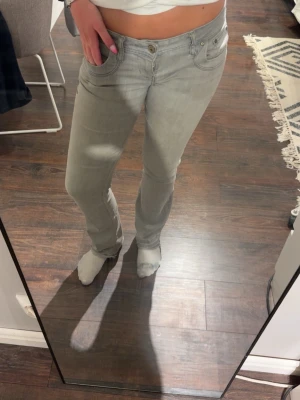 Ljusgrå ltb jeans - Nice jeans från ltb, bra skick. Storlek w26 l30, men är uppsprättade så de är snarare l32💕💕💕