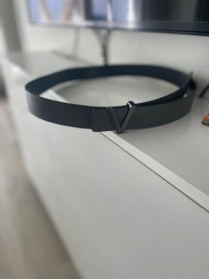Valentino Bälte  - Säljer ett valentino bälte som är äkta i storlek 105/120 för att de var för stort för mig . Bältet är bara testat en gång och är i nyskick . Mvh Sigge 