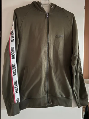 Moschino Tröja - Storlek XS-S‼️8/10 i skick bara snöret runt luvan som fattas annars super!