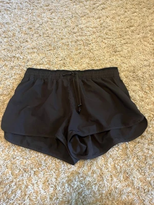 Svarta tränings shorts från hm🖤 - Säljer dessa tränings shorts i storlek 38🥥