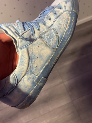 Blå-vita sneakers från Philip model  - Hör av er vid funderingar dustbäg ingår inte 