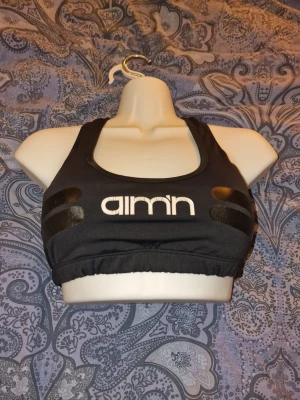 Svart sport-bh från Aim'n - Svart sport-bh från Aim'n. 