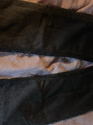 Gråa vida jeans  - Storlek 164 från Cubus. Lite slitna nere vid benen. Skriv vid frågor!