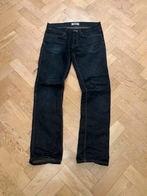 Selvedge Acne jeans - Vintage Acne jeans i skick 10/10 inga defekter. Storlek W31 L32 passar någon runt 180. Passformen är slim/straight.