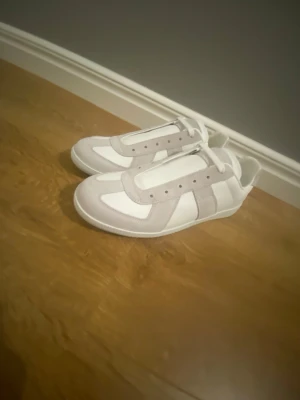 Gats - Helt nya maison margiela gats i vit och grå färg, om det finns frågor är det bara skriva t mig