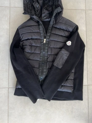 Moncler cardigan - Moncler cardigan använd tre gånger men i nytt skick. Pris går att diskuteras. Den är 2xl men passar medium och large