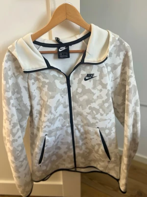 Nike tech fleece hoodie  - Säljer denna tech fleecen då den ej passar mig längre. Skicket är bra och den kommer i storlek S. Passformen är normal  