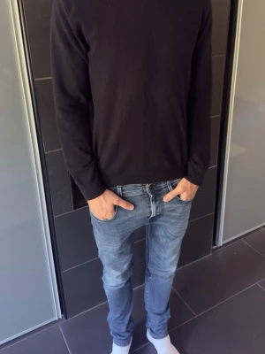 Oscar jacobson tröja - Säljer just nu en snygg och trendig Oscar jacobson tjock tröja till riktigt bra pris! Vid frågor är de bara skriva, pris är diskuterbart!