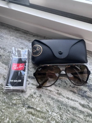 Ray-Ban Cats 5000 RB4125 - Riktigt snygga Ray-Ban solglasögon som kommer i ett helt nytt fodral med oöppnad putsduk, fint skick men kan förekomma spår av användning men inget som stör funktion/utseende! Kika gärna mina andra annonser för bundle 😊skickas väl emballerat📦