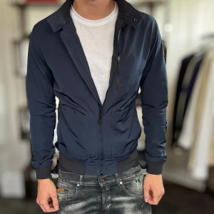 J.lindeberg windbreaker - Mycket fint skick, inga defekter. Nypris ca 2000kr. Passar dig som är 170-180cm ungefär. Modellen är 185 cm, 75 kg. Alltid billigare pris vid köp av flera varor‼️🙌Svarar alltid på frågor eller funderingar! 