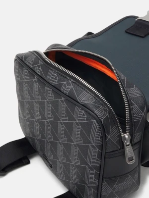 Mönstrad axelväska i svart och grått - Snygg axelväska med grafiskt mönster i svart och grått. Väskan har justerbar axelrem, silverfärgade spännen och dragkedja. Insidan har en cool orange detalj. Perfekt för dig som vill ha en unik och trendig accessoar.