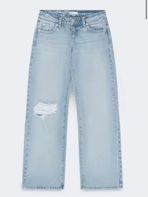 Rebel low jeans - Gina Tricot - Säljer mina favo jeans från Gina eftersom jag gått ner en storlek och inte längre passar i dom. Som helt nya!!  Nypris 499kr kan fixa fler bilder vid behov!!!