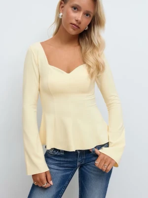 Ljusgul långärmad blus med v-ringning - Trendig ljusgul blus med lång ärm och figurnära passform. Blusen har en snygg sweetheart-v-ringning och lätt utsvängd nederkant. Tillverkad i ett mjukt, stretchigt material som ger en bekväm och stilren look. Jag har tyvärr bara haft den på mig 1 gång för att den blev lite stor vid brösten men jätte snygg annars ni kan alltid be om mer bilder!
