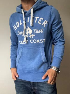 Blå Hollister Hoodie - Sjukt snygg Hollister Hoodie | Mycket bra skick | Storlek S | Modell 175cm, 69kg | Hör av vid funderingar! Skickas direkt med instabox!
