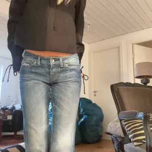 G-star jeans - Säljer dessa skitsnygga vintage lågmidjade G-star jeans i toppskick!! 🙌🏻🙌🏻💕Waist 26. Innerbenslängd: 81 cm, jag är ca 168 cm