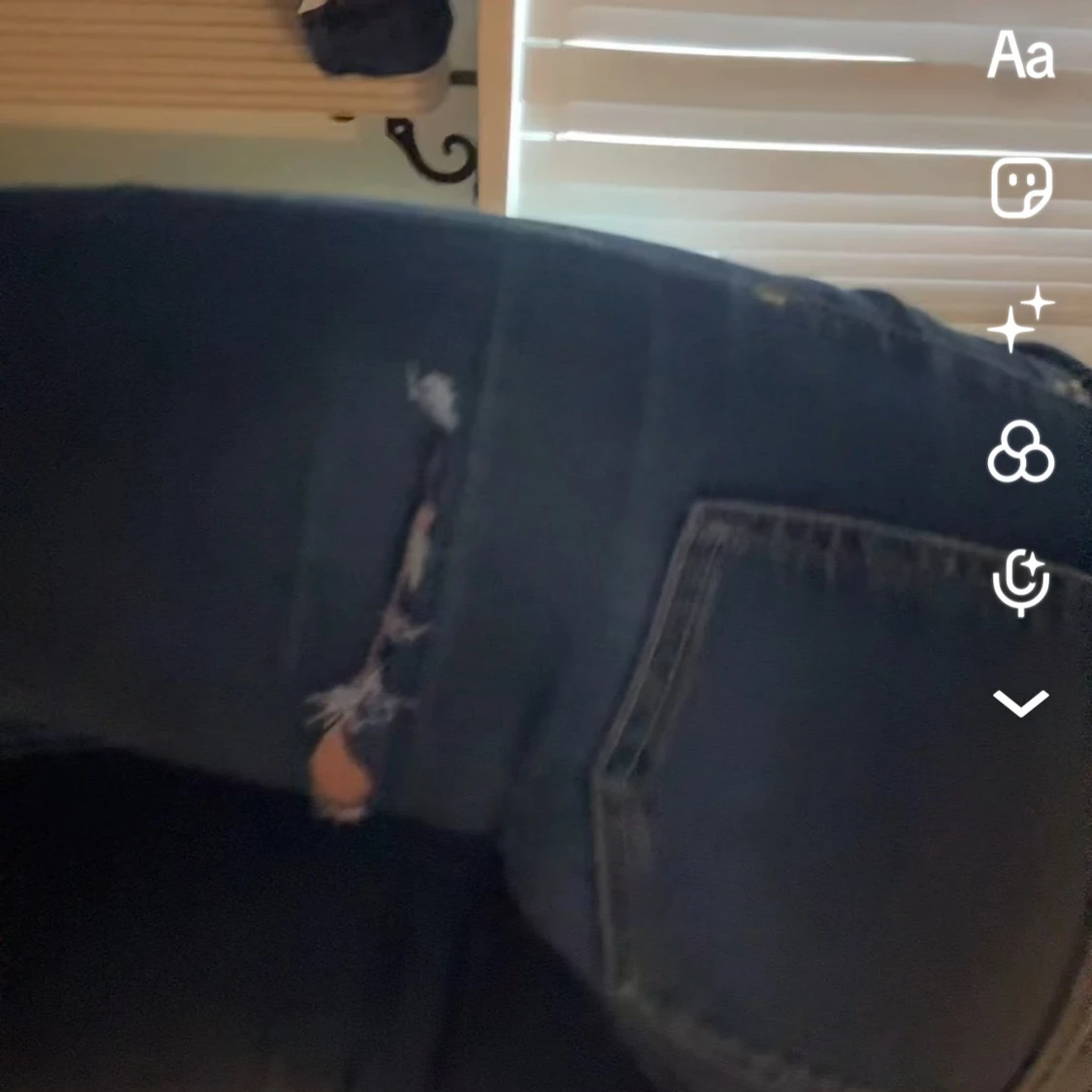 Blå jeans med slitningar - 2