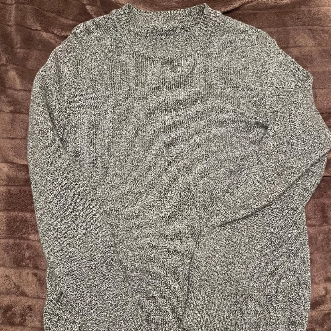 Grå stickad tröja - 1