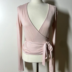Wrap top Gina tricot omlott topp  - Från Gina, ny med prislapp. Slutsåld online.  Köp sker via köp nu, jag postar inom 24h  Kvar tills markerad 