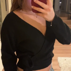 Svart wraptröja från Zalando - Säljer denna svarta stickade wraptröja från Even&Odd Zalando, lite nopprig🖤