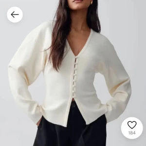 Vit kofta med knappar - Snygg vit kofta med v-ringning och knappar framtill. Perfekt för en stilren look. Passar bra till både jeans och kjol.