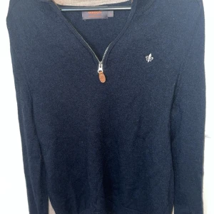 Mörkblå merinoullziptröja från Morris - Säljer en stilren mörkblå tröja från Morris i 100% merinoull. Står att storleken är S, men av ett misstag så har den krympt till XS. Kvaliteten på merinoullen är däremot riktigt bra precis som den ska vara. Nypris 1799kr, mitt pris 779