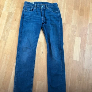Levi's 501 Jeans W28 L32 - Levi 501s mörk blå. Straight cut. Väldigt bra skick knappt använda! Hör av dig om du har några frågor! 