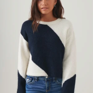 Mönstrad stickad tröja - Snygg stickad tröja i vit och marinblå färg❤️‍🔥❤️‍🔥Perfekt skick, använd endast 1 gång!! kom privat om du vill ha egna bilder!