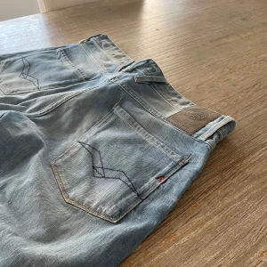 Replay anbass - Replay jeans [] Skick 9/10 [] Storlek 32/32 [] Pris 399kr[] Fraktar via Postnord på köparens beskostnad[] Hör av dig vid minsta fråga eller fundering!