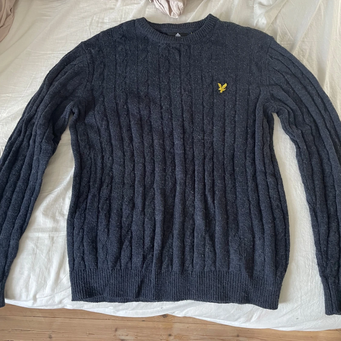 Mörkgrå stickad tröja från Lyle & Scott