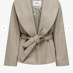 Beige kappa från ONLY - Snygg beige kappa från ONLY med knytbälte i midjan. Jackan har en elegant omlott-design och långa ärmar. Perfekt för höst och vår. Kappan är knappt använd, pris går att diskutera💕