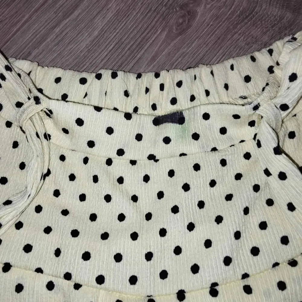 Fin kjol med shorts som använts till konståkning. Den har tyvärr färgat av sig lite grönt och har svart tusch på sig men man kan gömma det med banden på kjolen. Annars är kjol i bra skick. Kjolen har väldigt mycket strech i sig så det passar till 150-170 eller S. Hameet.