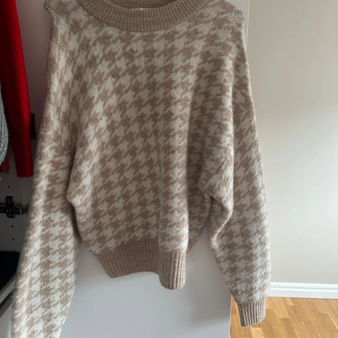 Beige och vit stickad tröja