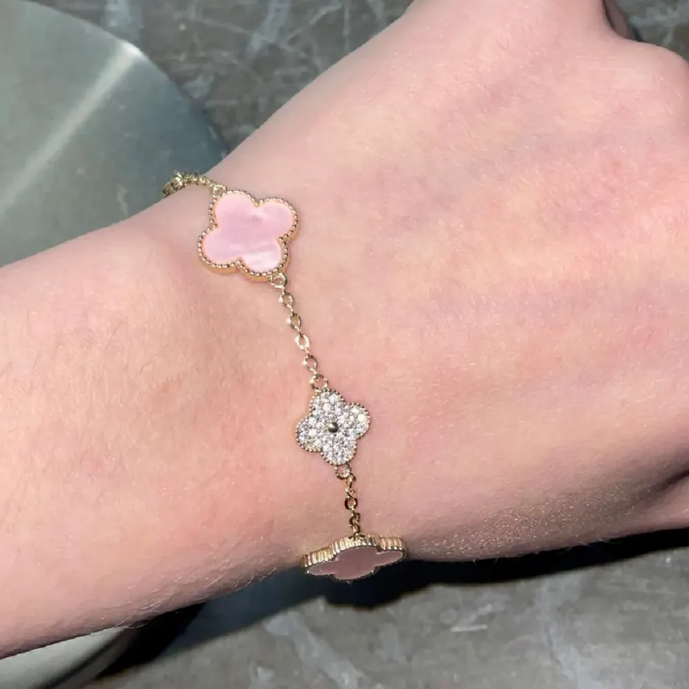 Inspirerad rosa/vit klöver armband, helt ny och aldrig använd! 18 k guldpläterad och rostfrittsstål. Pris kan diskuteras vid snabb affär🤍 190 kr/st eller 2 för 300 kr. Asusteet.