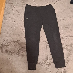 Lacoste byxor  - Nyskick såklart äkta. Väldigt bra pris. Herr L