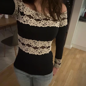 Intimissimi tröja - Jätte snygg och knappt använd svart intimissimi tröja!!! Den har inga tecken på användning och passar mig som är XS-S💕💕💕💕 Pris går att diskutera och de är bara att skriva för bilder❤️