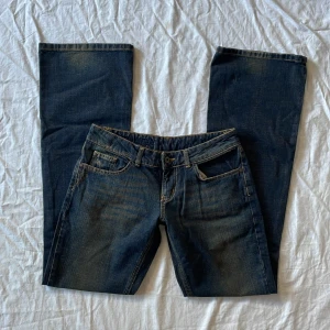 Lågmidjade jeans - I jättebra skick! Lite slitna längt ner på benen, syns knappt. Jag är 180 och brukar ha 38/m, mått: midjemått rakt över 38 grenhöjd 19,5 benöppning 25 innerbenslängd 84cm💗