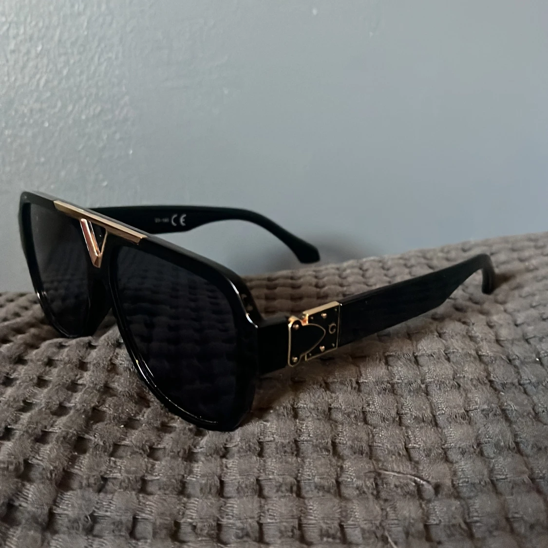 Svarta solglasögon med gulddetaljer - 1