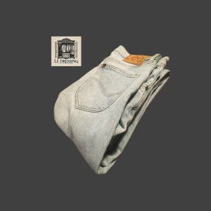 Ljusblå jeans från Lee - Snygga ljusblå jeans från Lee med klassisk femficksdesign och knappgylf. Perfekta för en avslappnad stil. Inga defekter. Nypris: 900kr