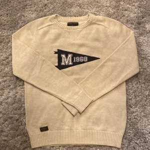 Stickad Morris crewneck  - Säljer en stilren beige stickad Morris tröja. Den är i riktigt fint skick, 9/10 och passar perfekt nu när det börjar bli lite ljusare. Skriv gärna över frågor och funderingar, priset kan diskuteras.