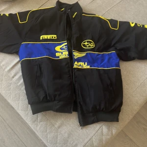 Svart Subaru World Rally Team jacka - Säljer en svart Subaru World Rally Team jacka Storlek Medium,  Kan diskutera priset 