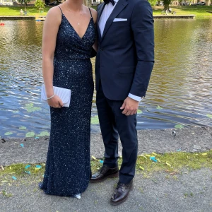 Balklänning - Balklänning från dressroom linne i storlek 36. Använd en gång på min bal förra året. Tappat några paljetter längst ner men inget som syns tydligt. Nypris 5000kr