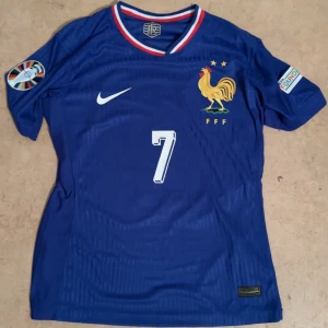 Frankrike 24/25 | Antoine Griezmann - Säljer en blå frankrike fotbollströja från Nike Antoine Griezmanns nummer & namn. Storlek S men passar lite mindre kanske som XS