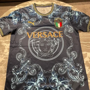 Italien Fotbollströja  - Snygg fotbollströja av Brasilien som funkar till allt. Den är använd några gånger men i bra skick. Vid några frågor eller funderingar är det bara att höra av dig.   MVH Stockholm Wardrobe 😄