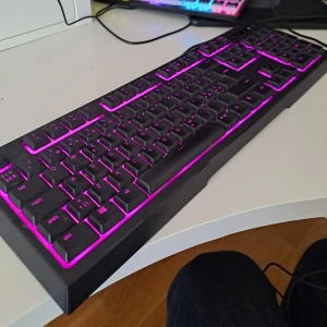 Razer keyboard - Nästan aldrig använd, stöden saknas, den är perfekt för gaming. Den är bara lite sliten vid sladden men det är inga problem.