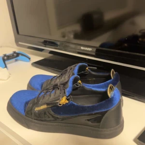 Giuseppe zanotti - Kan även ta emot byten
