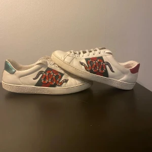 Gucci ace snake  - Gucci ace snake - Strl: 41, passar 42 - Mycket bra skick - Nypris: 7999kr - Mitt pris: 1899kr - hör av dig vid funderingar 💫