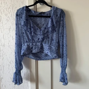 Blus från Zara - Blå croppad blus från Zara. Använd ett fåtal gånger🌸