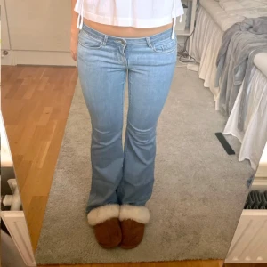 Ljusblå bootcut jeans - Snygga ljusblå bootcut jeans med en klassisk femficksdesign. Säljer då de är för korta för mig. Skulle uppskatta att de passar någon som är runt 162 plus minus någon cm. Slitna längst ned på byxbenet samt i tyget. 🤗