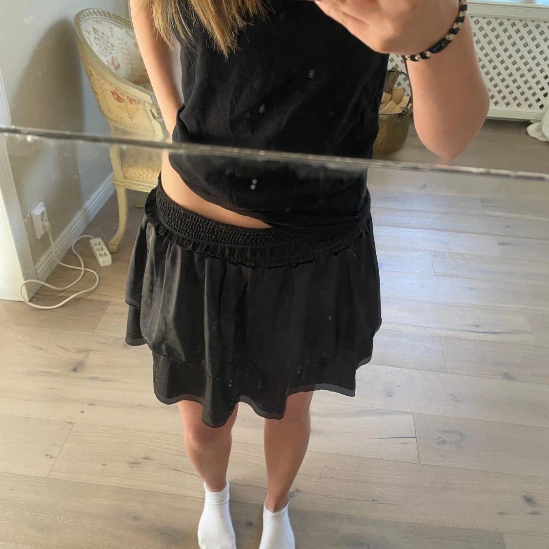 Svart kortkjol med volang - 1