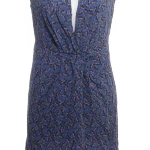 Blå mönstrad klänning från Cacharel - Snygg blå klänning från Cacharel med ett unikt mönster i grönt och rosa. Klänningen har en omlott-design och är ärmlös, perfekt för en stilren look. Tillverkad i 100% siden för en lyxig känsla. Str 40 (FR) , dvs. 36 (S) EU